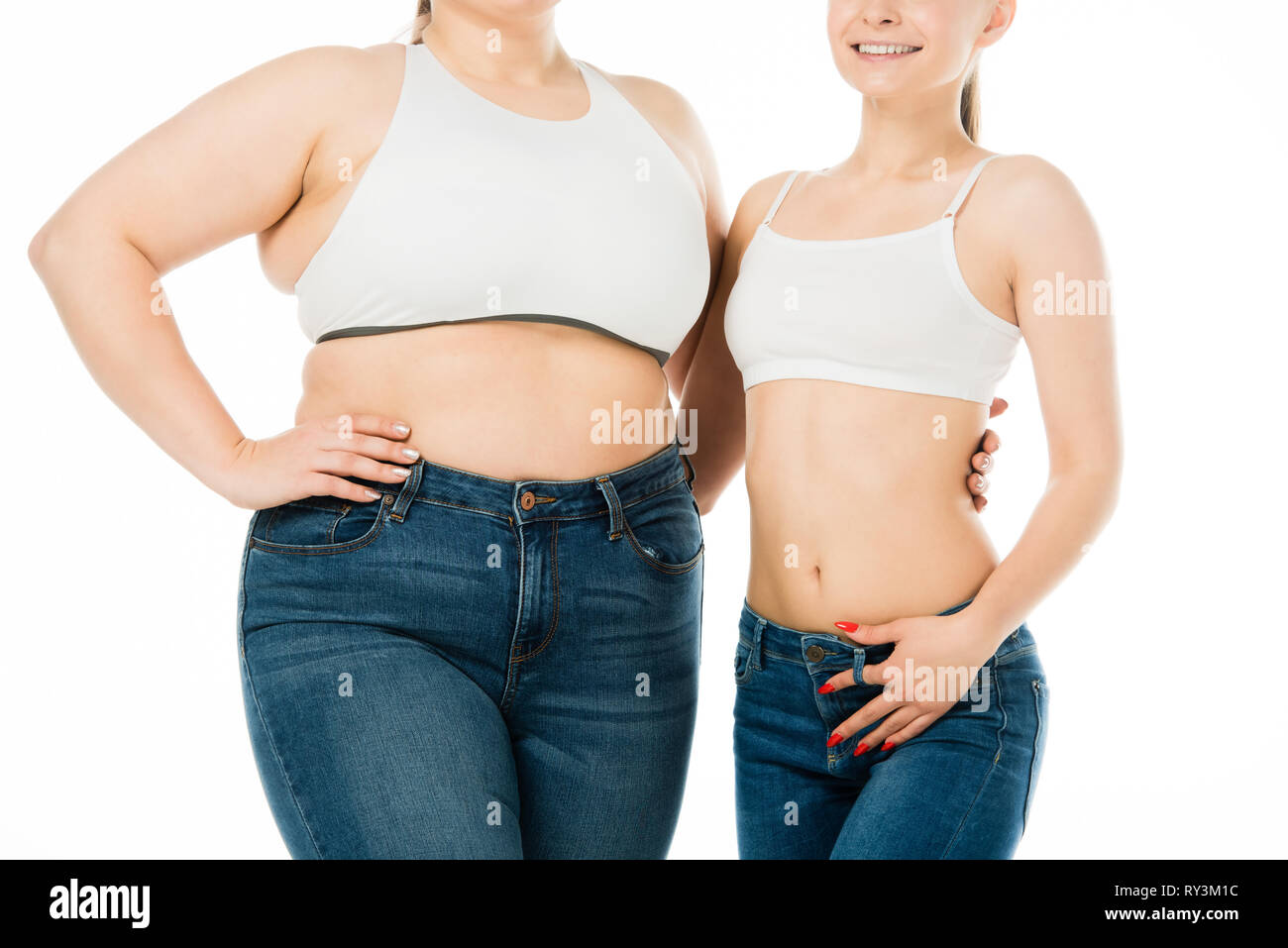 7/8-Ansicht von glücklich Schlank und übergewichtige Frauen isoliert umarmen auf Weiß, Körper Positivität Konzept Stockfoto