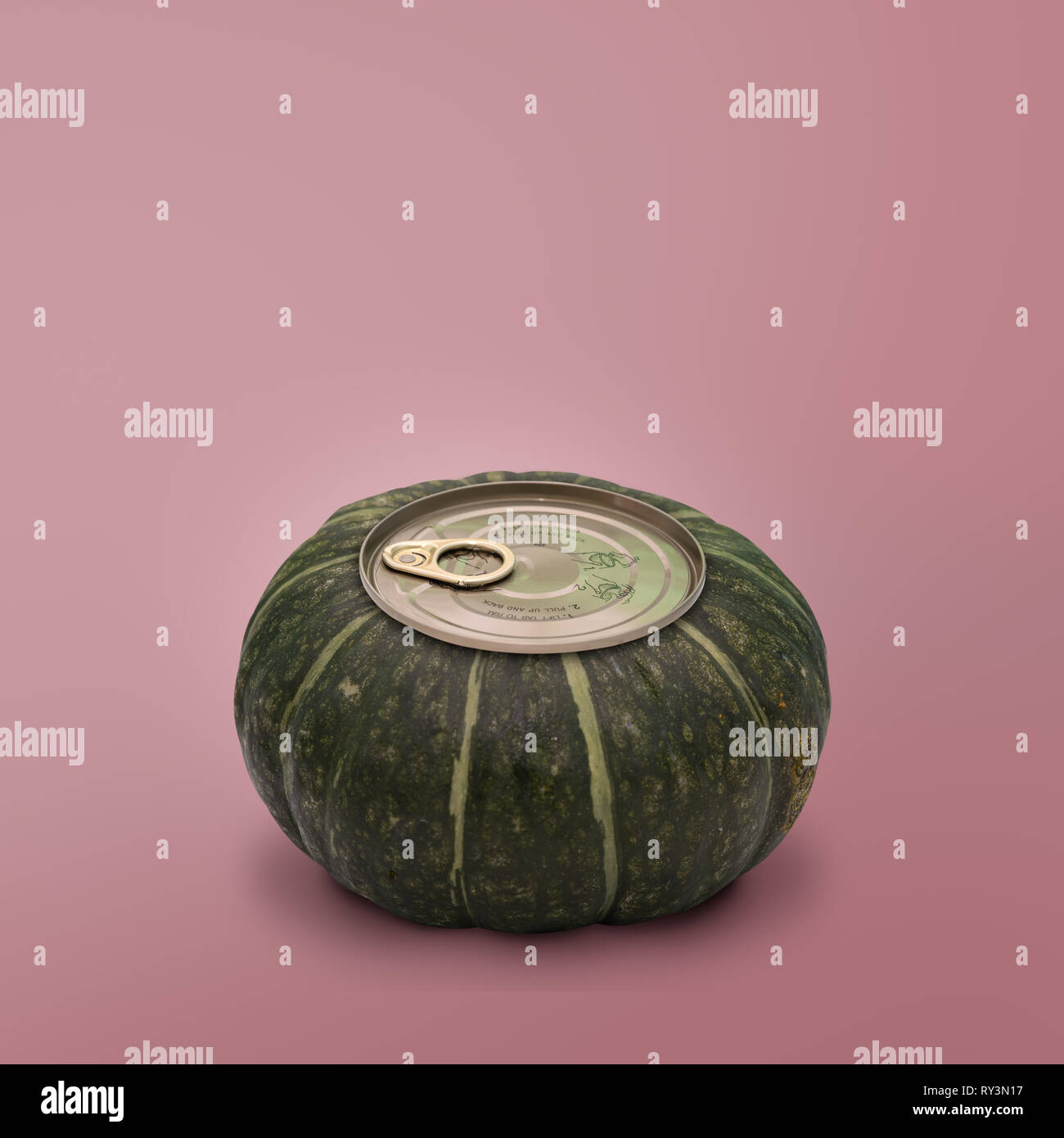Zeitgenössische Kunst - Eine grüne Kürbis mit Deckel können auf rosa Hintergrund, minimalistischen Stil. Idee, Konzept von Halloween. Stockfoto