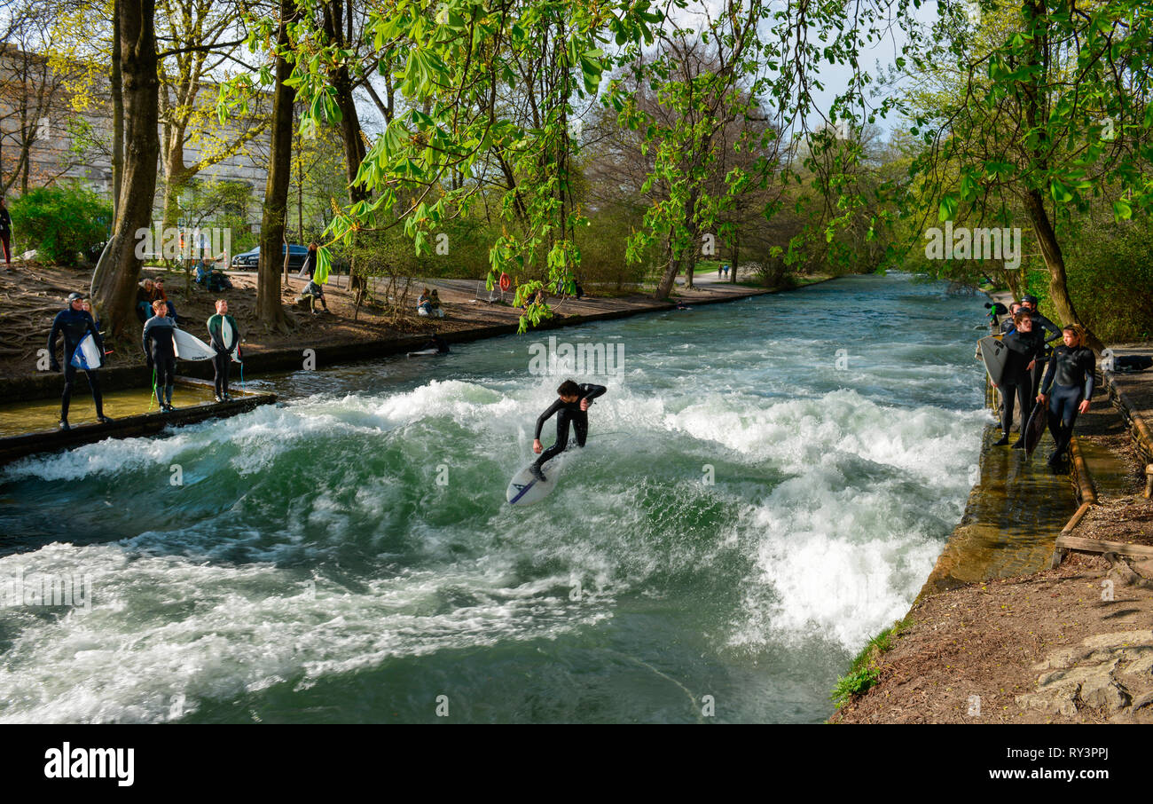 Surfer, Eisbachwelle, Muenchen, Bayern, Deutschland Stockfoto