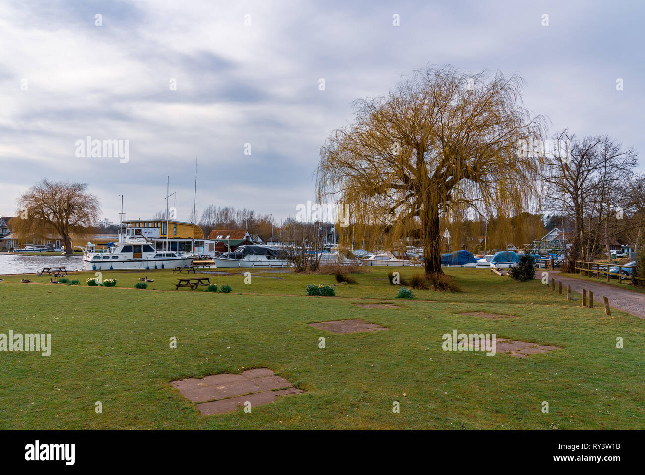 Horning, die Broads, Norfolk, England, UK - April 06, 2018: Blick auf die Boote und die Marina Stockfoto