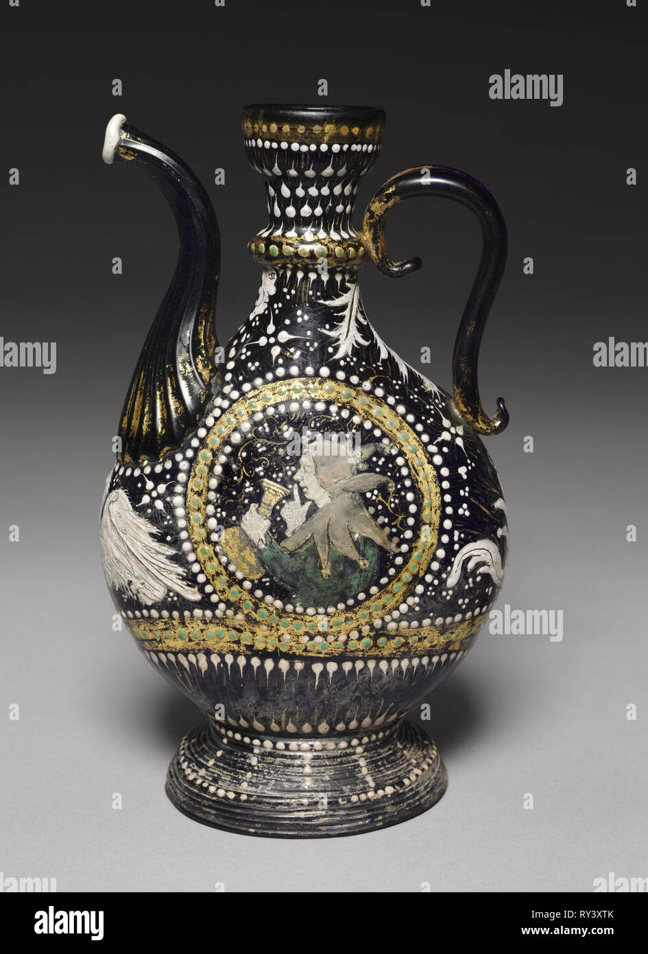 Ewer, C. 1480. Italien, Venedig, Ende des 15. Jahrhunderts. Emaillierte lapis-Blau Glas; insgesamt: 24.2 cm (9 1/2 in. Stockfoto