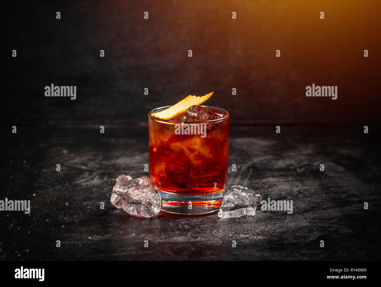 Klassische Cocktail Negroni mit Gin, Campari, roten Wermut und Sodawasser. Traditionelle