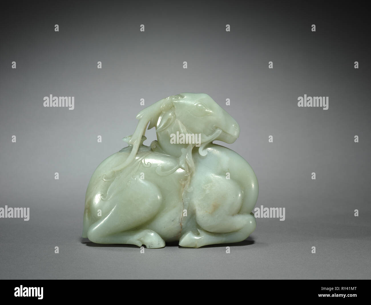 Wasser Dropper in der Form eines Hirschen, 1700. China, Qing Dynastie (1644-1911). Blass grau-grüne Jade mit braunen Abzeichen; Insgesamt: 11,3 cm (4 7/16 Stockfoto