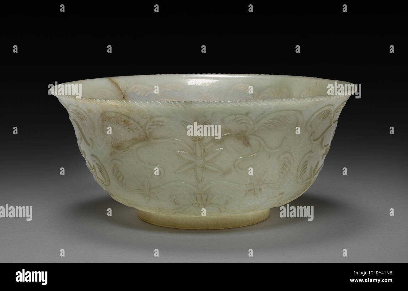 Schüssel, 18. China, Qing Dynastie (1644-1911). Jade; Durchmesser: 16.8 cm (6 5/8 in.); insgesamt: 7,3 cm (2 7/8 in Stockfoto