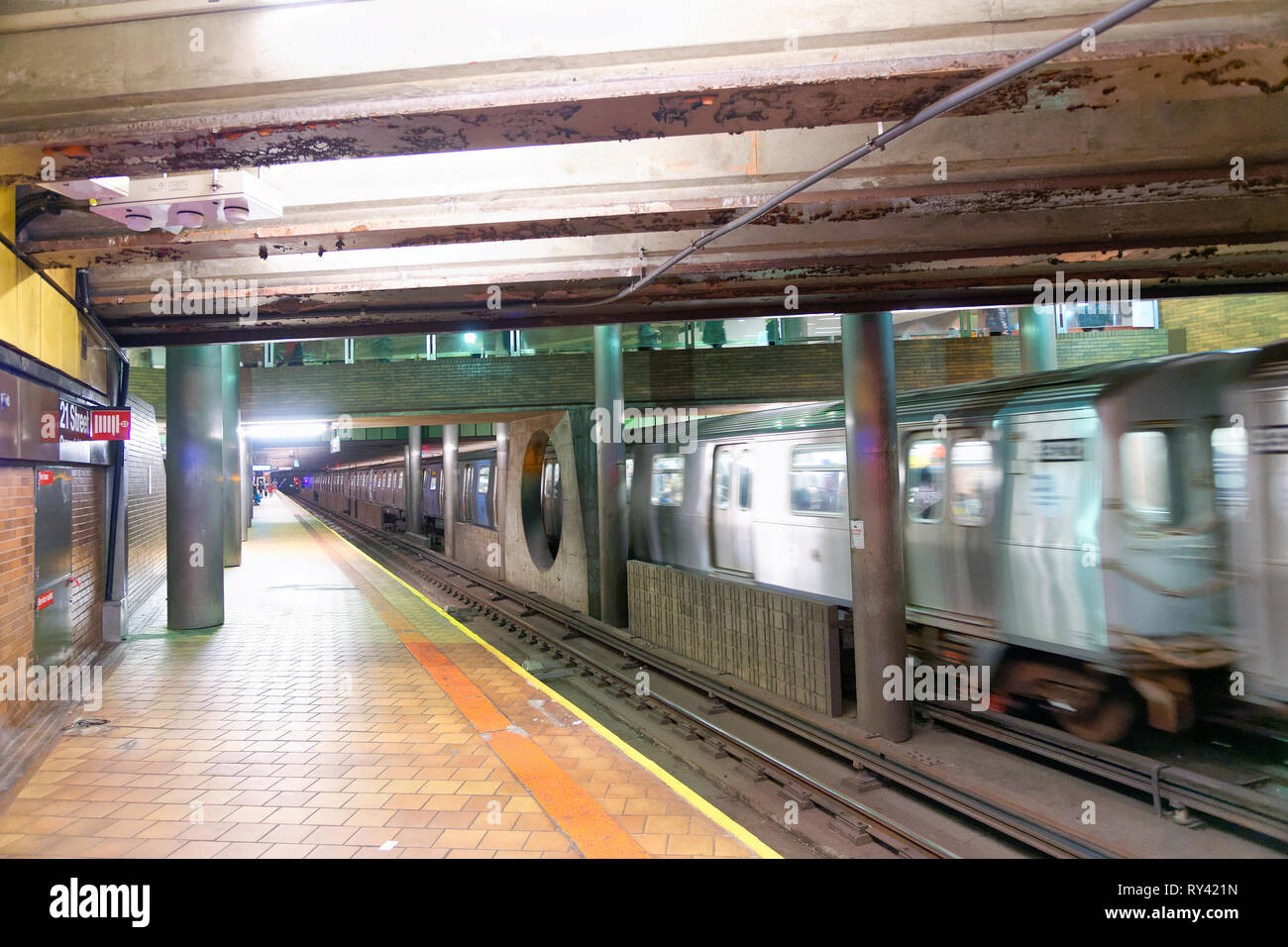 NEW YORK CITY - Dezember 4, 2018: Leere U-Bahn station mit Beschleunigung der Bahn. Stockfoto