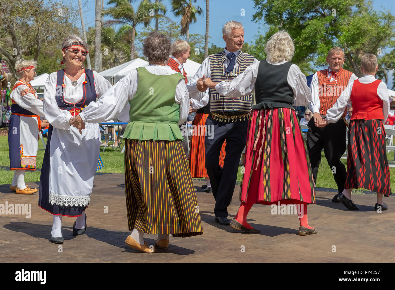 Lake Worth, Florida, USA März 3, 2019 Midnight Sun Festival finnischen Kultur. Die Männer werden mit Frauen gekoppelt, während zwei Damen gekoppelt sind. Stockfoto