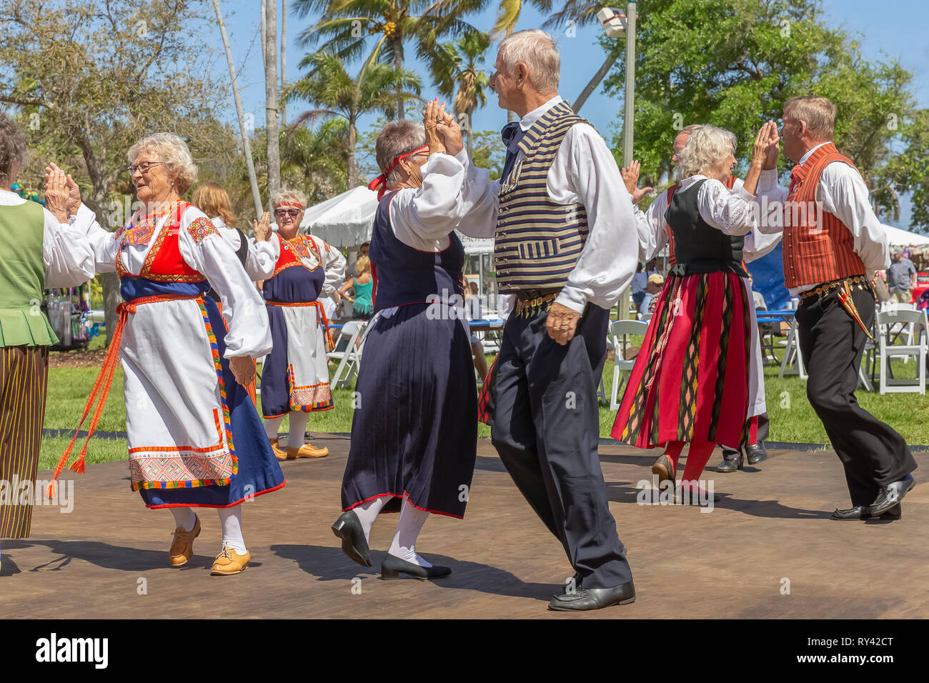 Lake Worth, FL, USA März 3, 2019, 24:00 Sun Festival finnische CultureThe Paare halten mit der rechten Hand der anderen Partner, da sie Wirbeln. Stockfoto