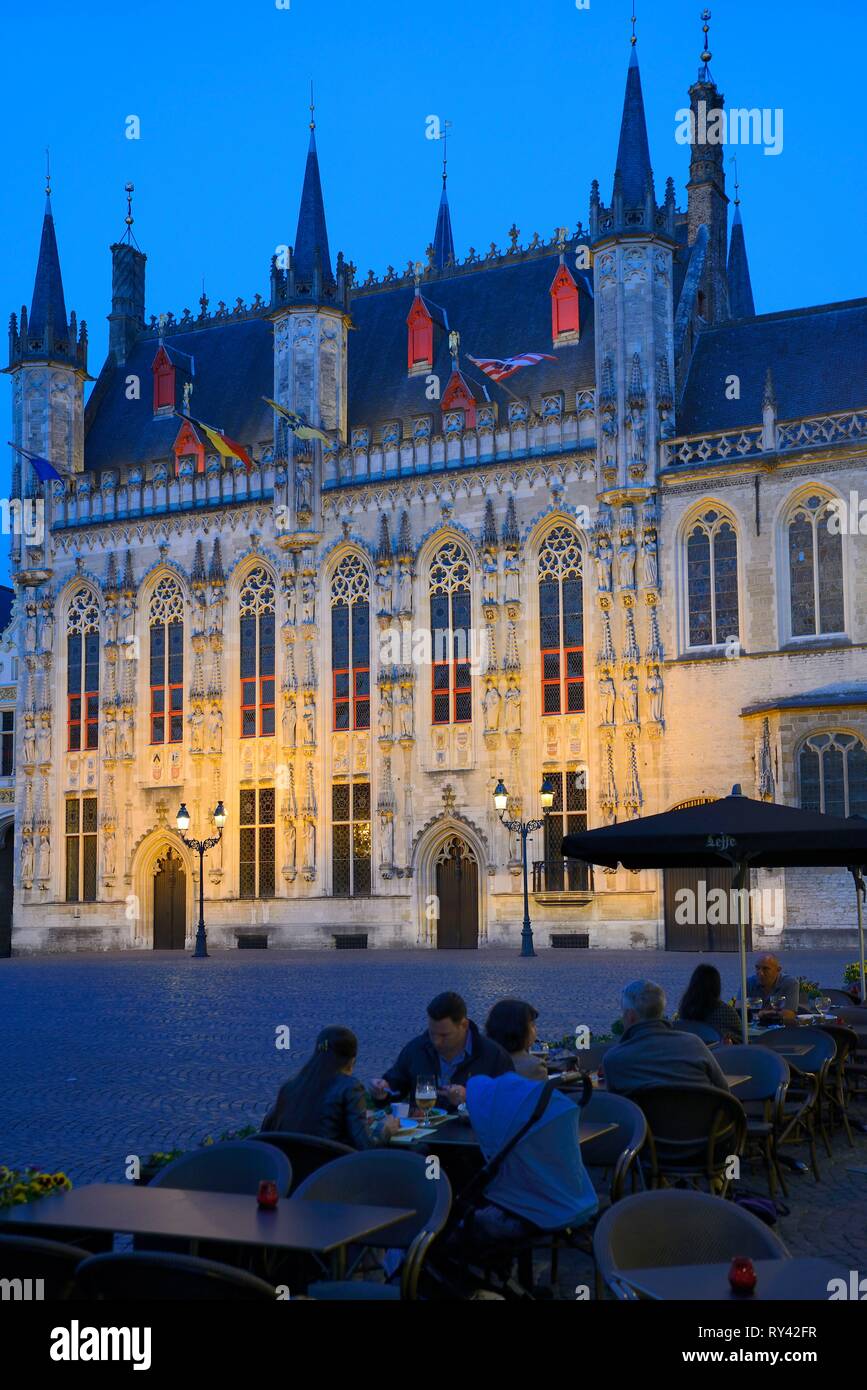 Belgien, Westflandern, Brügge, historischen Zentrum als Weltkulturerbe von der UNESCO, Burgplatz, Tom Pouce Cafe und Rathaus bei Nacht Stockfoto