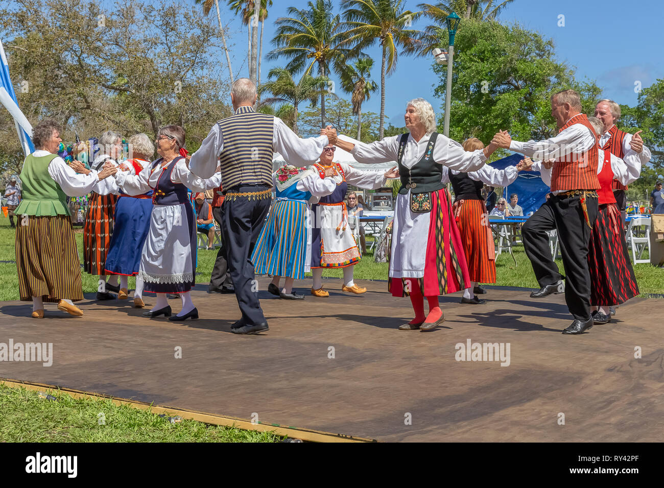 Lake Worth, Florida, USA März 3, 2019, 24:00 Sun Festival finnischen Kultur. Die Paare halten Hände, wie sie um und um. Stockfoto