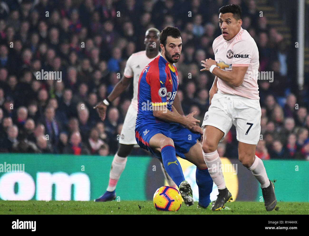 LONDON, ENGLAND - 27. FEBRUAR 2019: Luka Milivojevic zählte von Palast und Alexis Sanchez von Manchester dargestellt während der 2018/19 Premier League Spiel zwischen Crystal Palace FC und Manchester United am Selhurst Park. Stockfoto