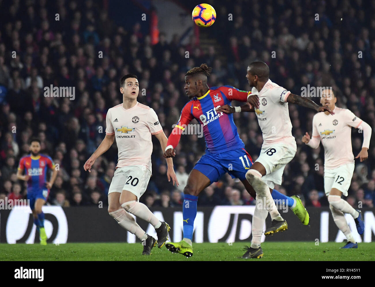 LONDON, ENGLAND - 27. FEBRUAR 2019: Diogo Dalot von Manchester, Wilfried Zaha von Palast und Anthony Martial von Manchester dargestellt während der 2018/19 Premier League Spiel zwischen Crystal Palace FC und Manchester United am Selhurst Park. Stockfoto