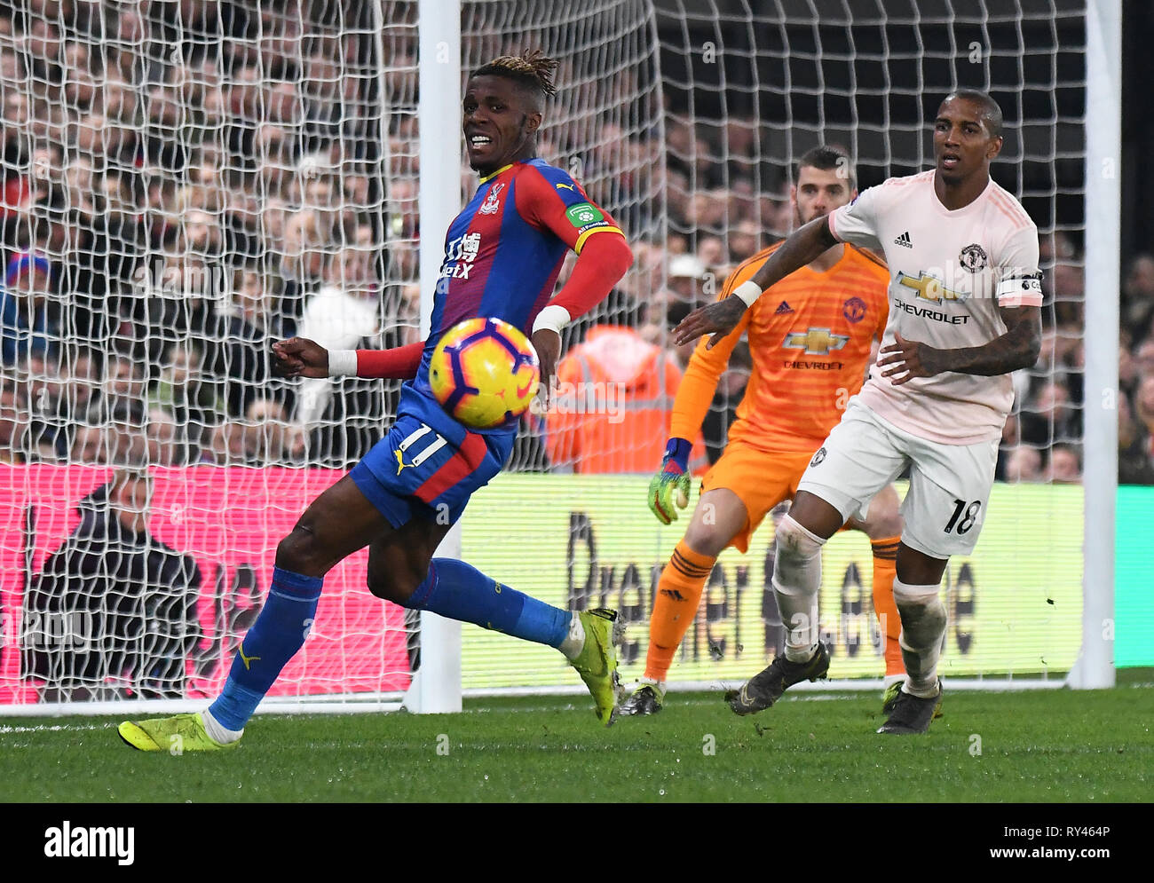 LONDON, ENGLAND - 27. FEBRUAR 2019: Wilfried Zaha von Palast und Ashley Young von Manchester dargestellt während der 2018/19 Premier League Spiel zwischen Crystal Palace FC und Manchester United am Selhurst Park. Stockfoto