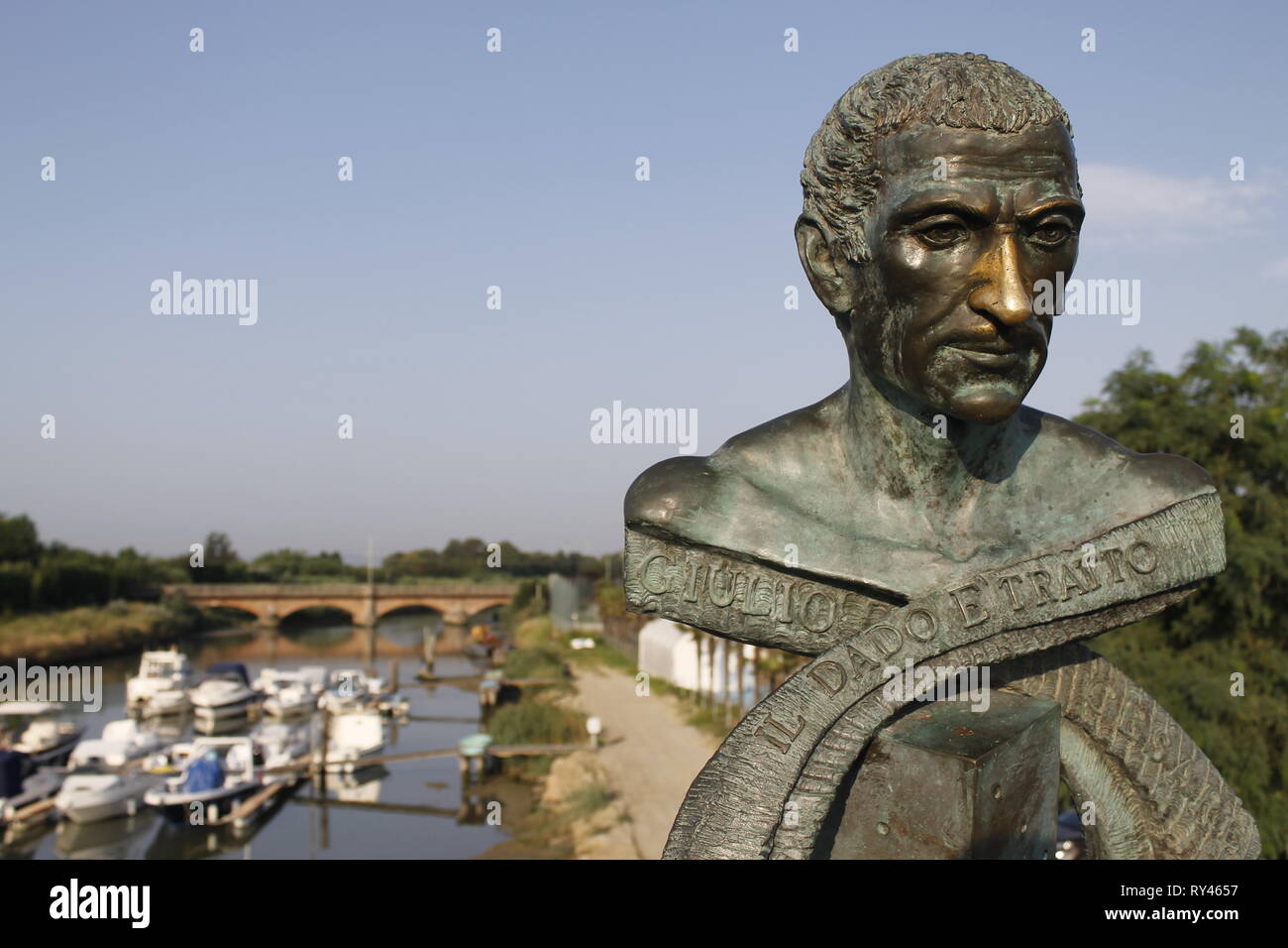 Die Statue auf der Rubikon feiert die Passage von 10. Januar 49 v. Chr. mit italienischen Satz von Julius Caesar Bedeutung der Druckguss ist Stockfoto