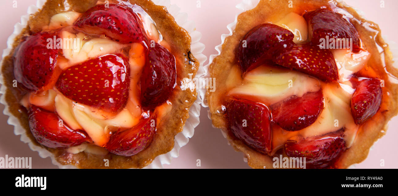 Erdbeere Vanille Frischkäse Torten auf rosa Platte, Ansicht von oben. Von oben, Ansicht von oben. Close-up. Stockfoto