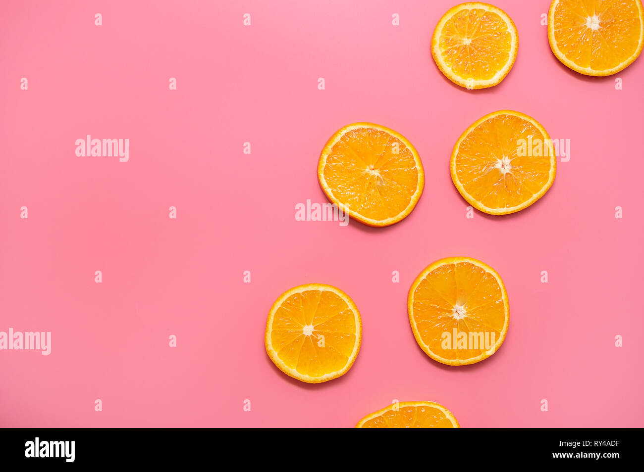 Orange Scheiben auf einem rosa Hintergrund. Frische orange Scheiben Obst Muster auf rosa Hintergrund. Stockfoto