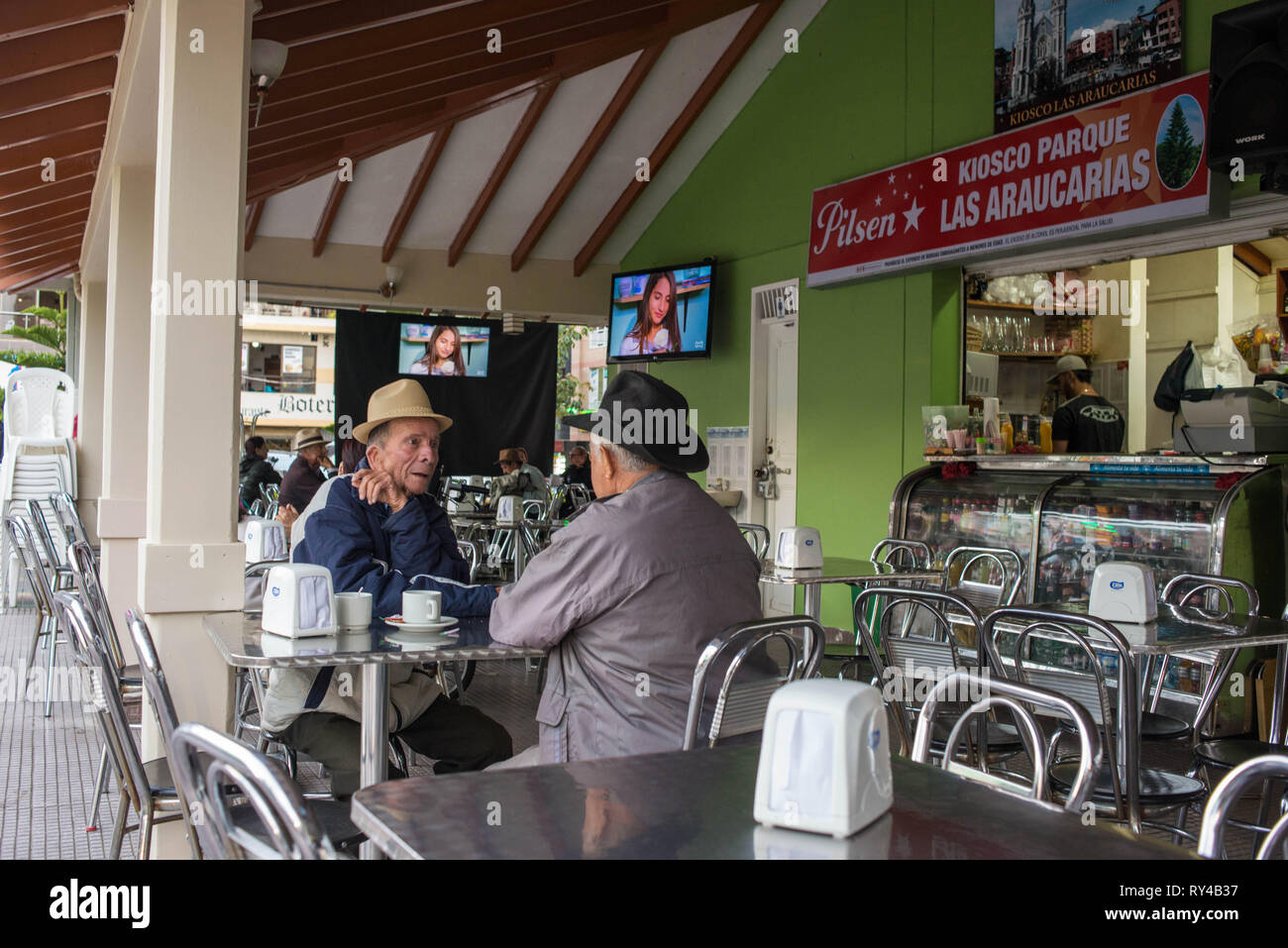 Donmatias, Antioquia. Kolumbien: ältere Leute an einem Tisch sitzen. Stockfoto