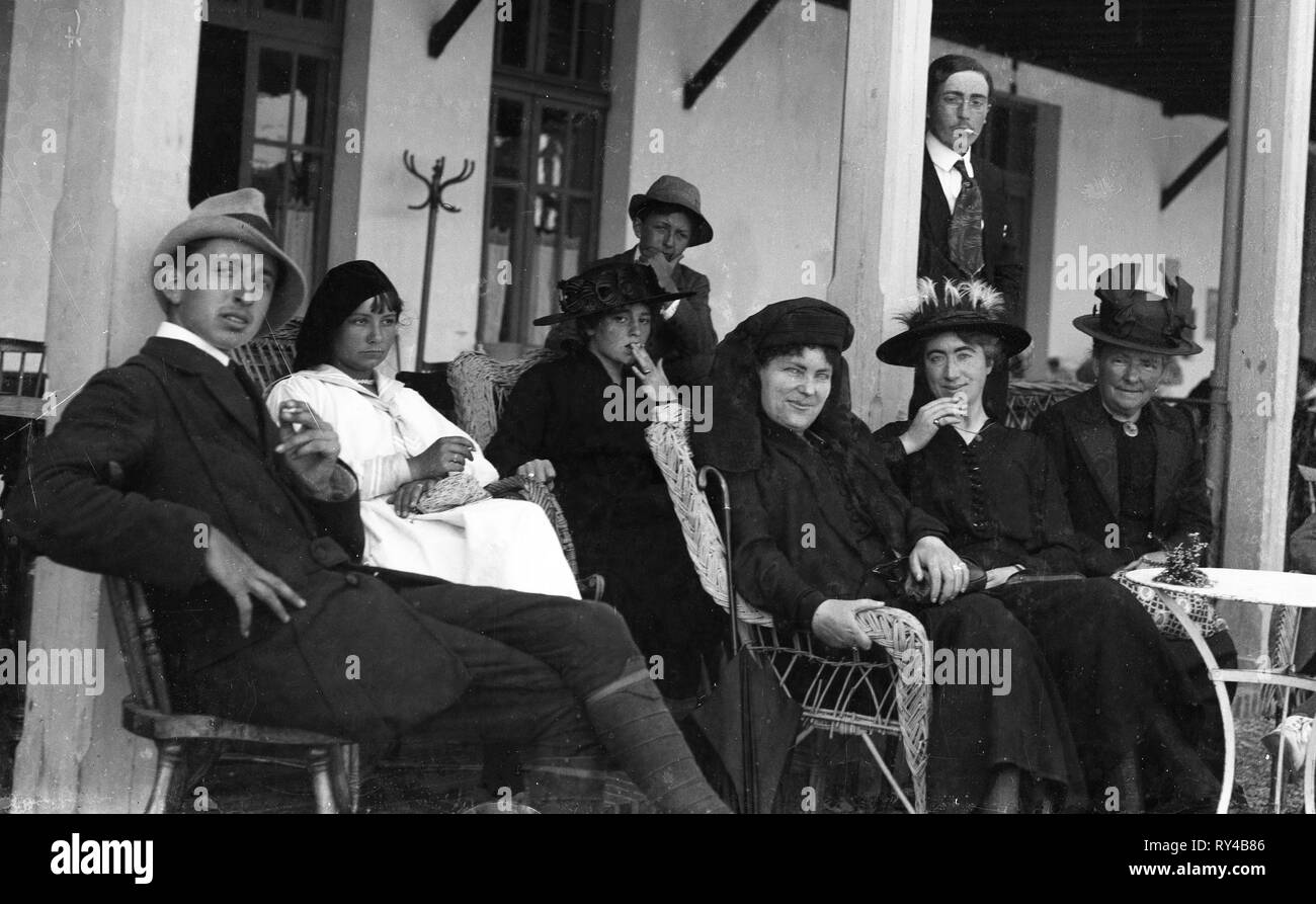 Französische Familie und Freunde Rauchen außerhalb bar Cafe im ländlichen Frankreich 1920 Stockfoto
