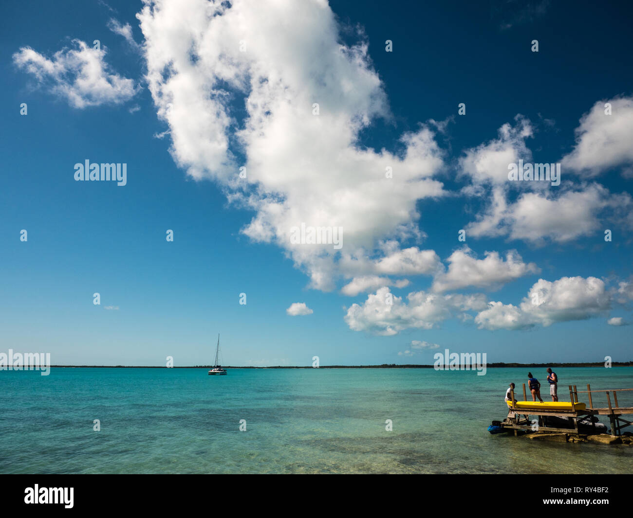 Eco Touristen Bereit für Sea Kayaking, Rock Sound, Eleuthera, Bahamas, in der Karibik. Stockfoto