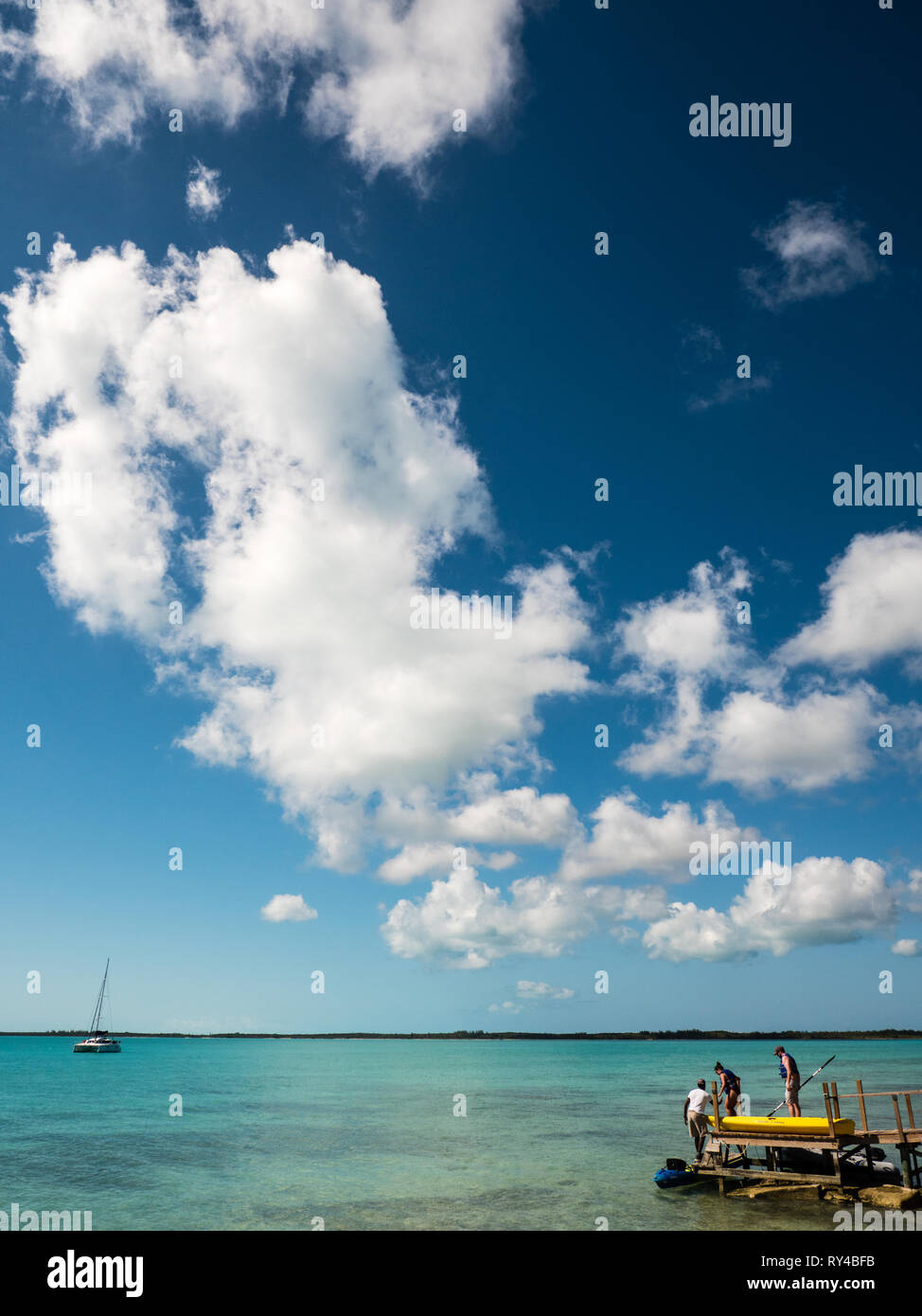 Eco Touristen Bereit für Sea Kayaking, Rock Sound, Eleuthera, Bahamas, in der Karibik. Stockfoto