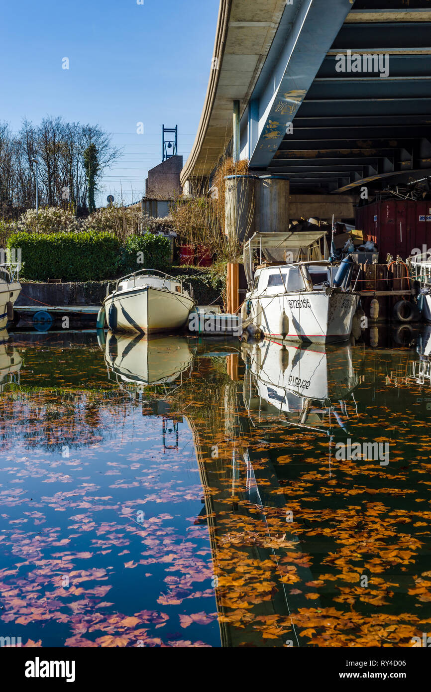 Editorial: 17. Februar 2019 - Straßburg, Frankreich. Kleine Boote auf dem Fluss Ill sonniger Frühlingstag Stockfoto