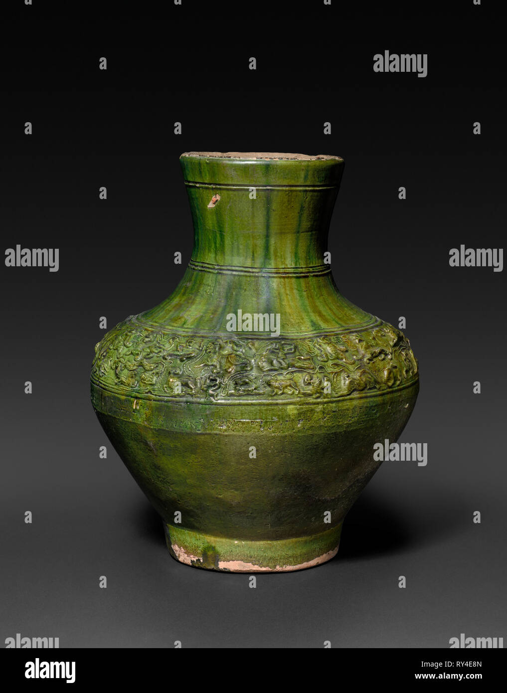 Großes Glas, 206 BC-AD 220. China, Han Dynastie (202 BC-AD 220). Steingut mit beeindruckt und geformt, Dekoration, Durchmesser: 35,6 cm (14 in.); Insgesamt: 44,5 cm (17 1/2 in. Stockfoto