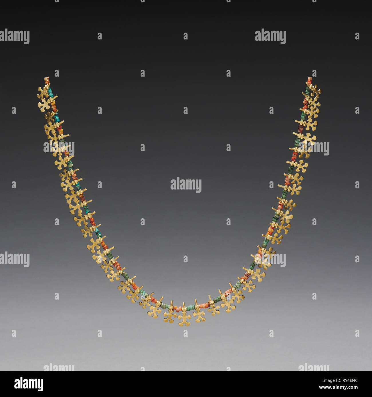 Halskette von Insekt (?) Perlen, 300 BC-AD 300. Kolumbien, Malagana Region, 4. Jahrhundert v. Chr. - 4. nachchristlichen Jahrhundert. Cast Gold, Türkis, Shell (moderne Besaitung); Insgesamt: 43,2 cm (17 in Stockfoto