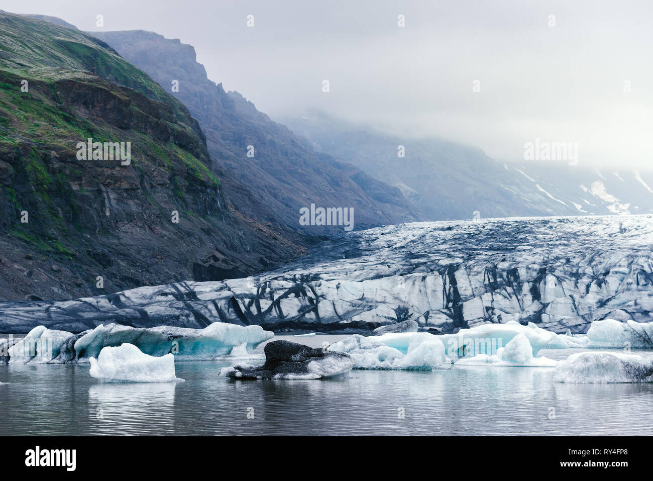 Abend Landschaft mit Eisschollen in den Gletschersee Fjallsarlon. Vatnajökull National Park, Island, Europa. Tolle touristische Attraktion. Kunst processi Stockfoto