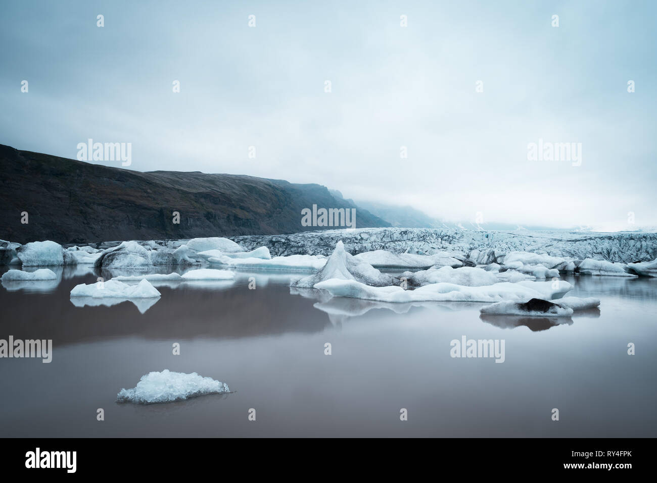 Abend Landschaft mit Eisschollen in den Gletschersee Fjallsarlon. Vatnajökull National Park, Island, Europa. Tolle touristische Attraktion. Kunst processi Stockfoto