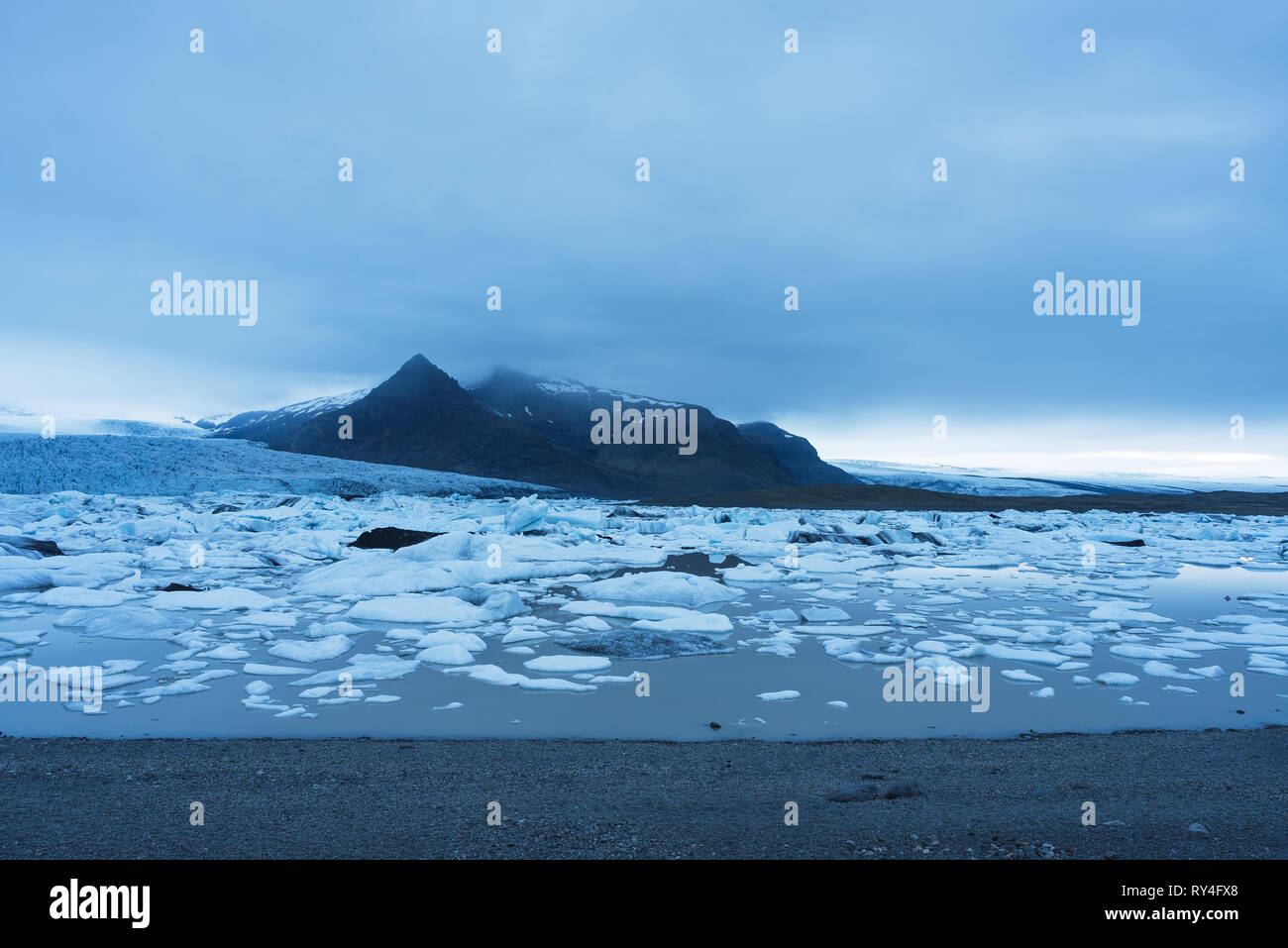 Abend Landschaft mit Eisschollen in den Gletschersee Fjallsarlon. Vatnajökull National Park, Island, Europa. Tolle touristische Attraktion Stockfoto