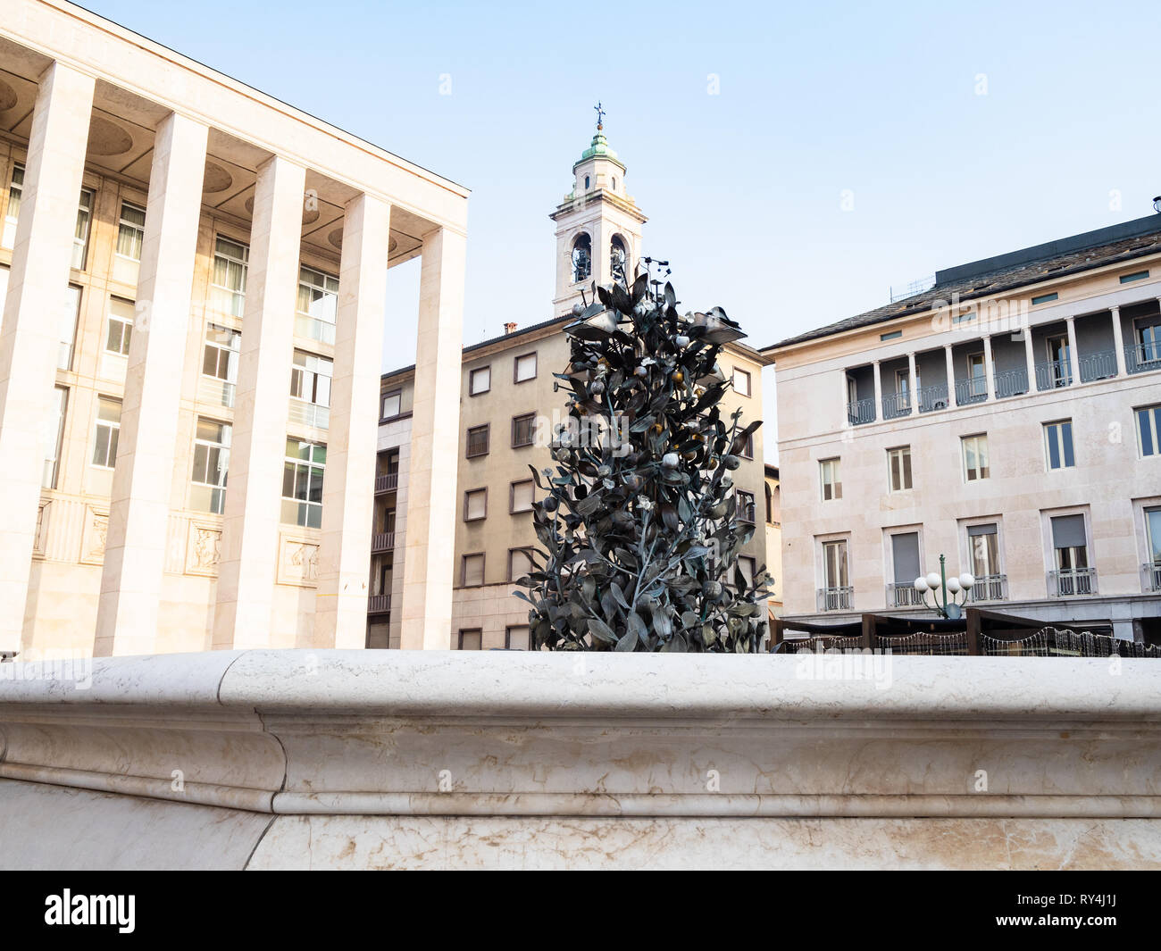 BERGAMO, Italien - 20 Februar, 2019: Brunnen und Palast der Freiheit auf der Piazza della Liberta in Bergamo Stadt. Bergamo ist die Hauptstadt der Provi Stockfoto