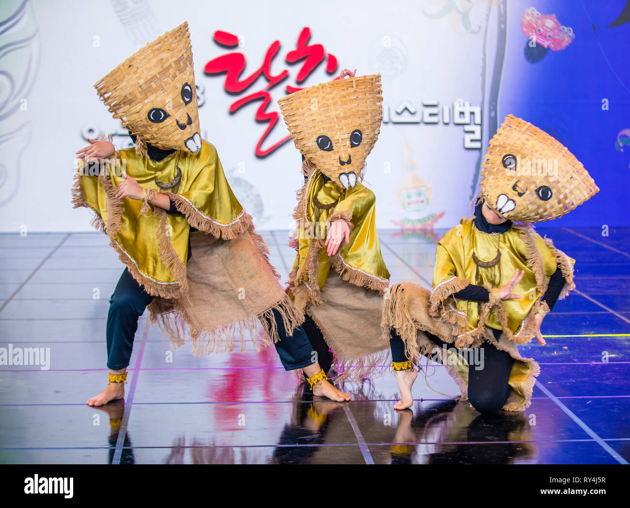 Indonesische Tänzerinnen von SMA Nasima Semaran Tanzgruppe treten auf dem Maskentanzfestival in Andong Südkorea auf Stockfoto