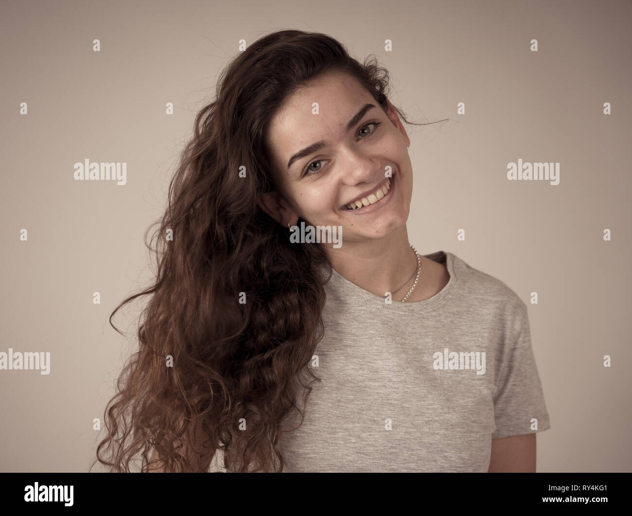 Close up Portrait von schönen jungen Teenager Frau mit niedlichen Lächeln und stilvolles Aussehen und Posen. Glück, Schönheit und Menschen und Mode Frauen Konzept Stockfoto