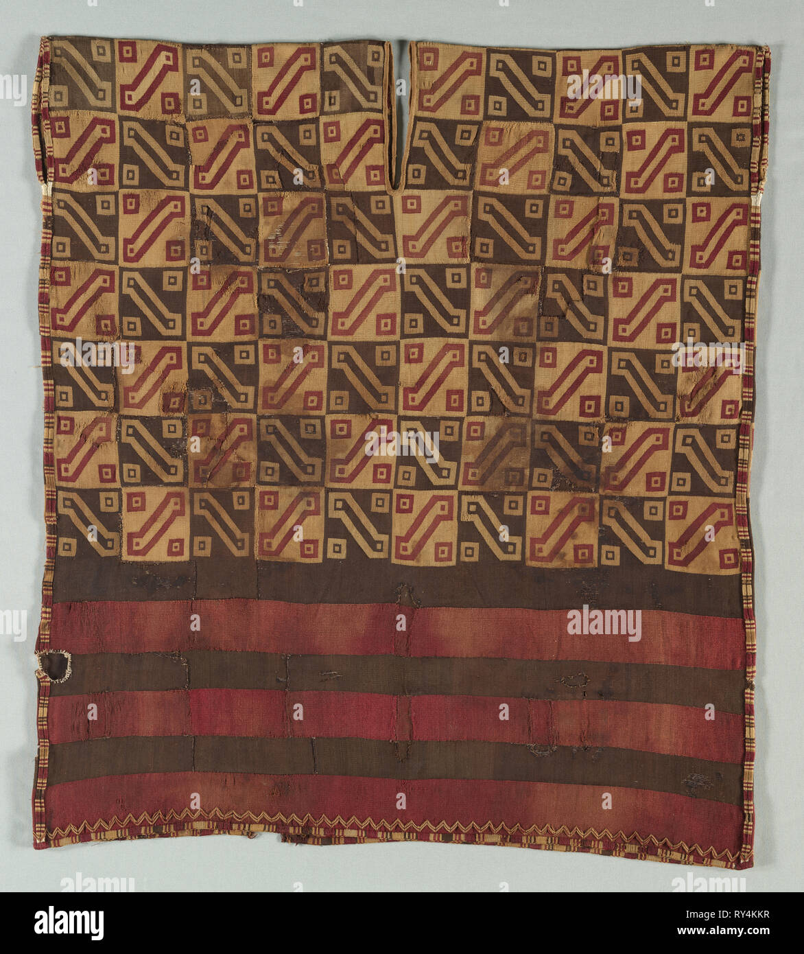 Tunika, C. 1400-1540. Peru, Inka, 15. und 16. Jahrhunderts. Tapestry; Baumwolle und Camelid Faser; Durchschnitt: 85,1 x 76,2 cm (33 1/2 x 30 in Stockfoto