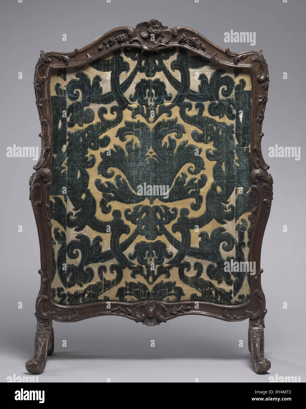 Brand, C. 1750. Frankreich, 18. Holz und samt Panel; gesamt: 109,9 x 77,5 x 38,8 cm (43 1/4 x 30 1/2 x 15 1/4 in Stockfoto