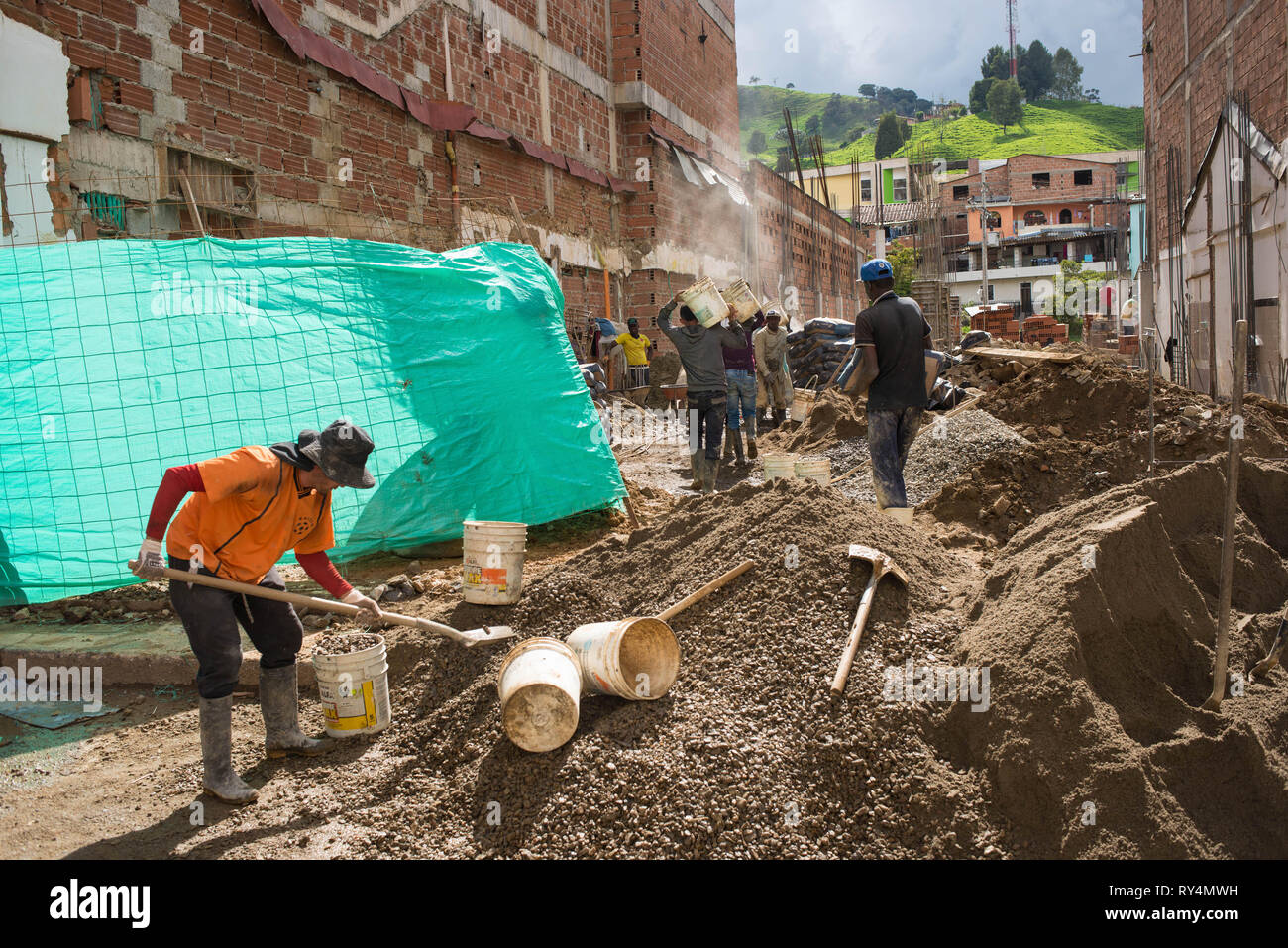 Donmatias, Antioquia, Kolumbien: Maurer in einer Baustelle. Stockfoto