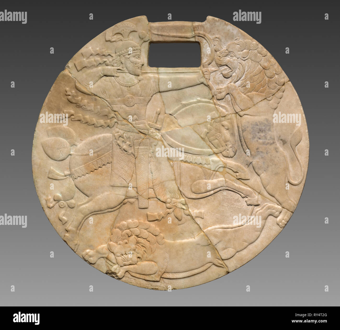 Sassanidischen König Jagd Löwen, Ende 300 s. Iran, Sassanidischen, 4. Alabaster; Durchmesser: 3,5 x 49,2 cm (1 3/8 x 19 3/8 in Stockfoto