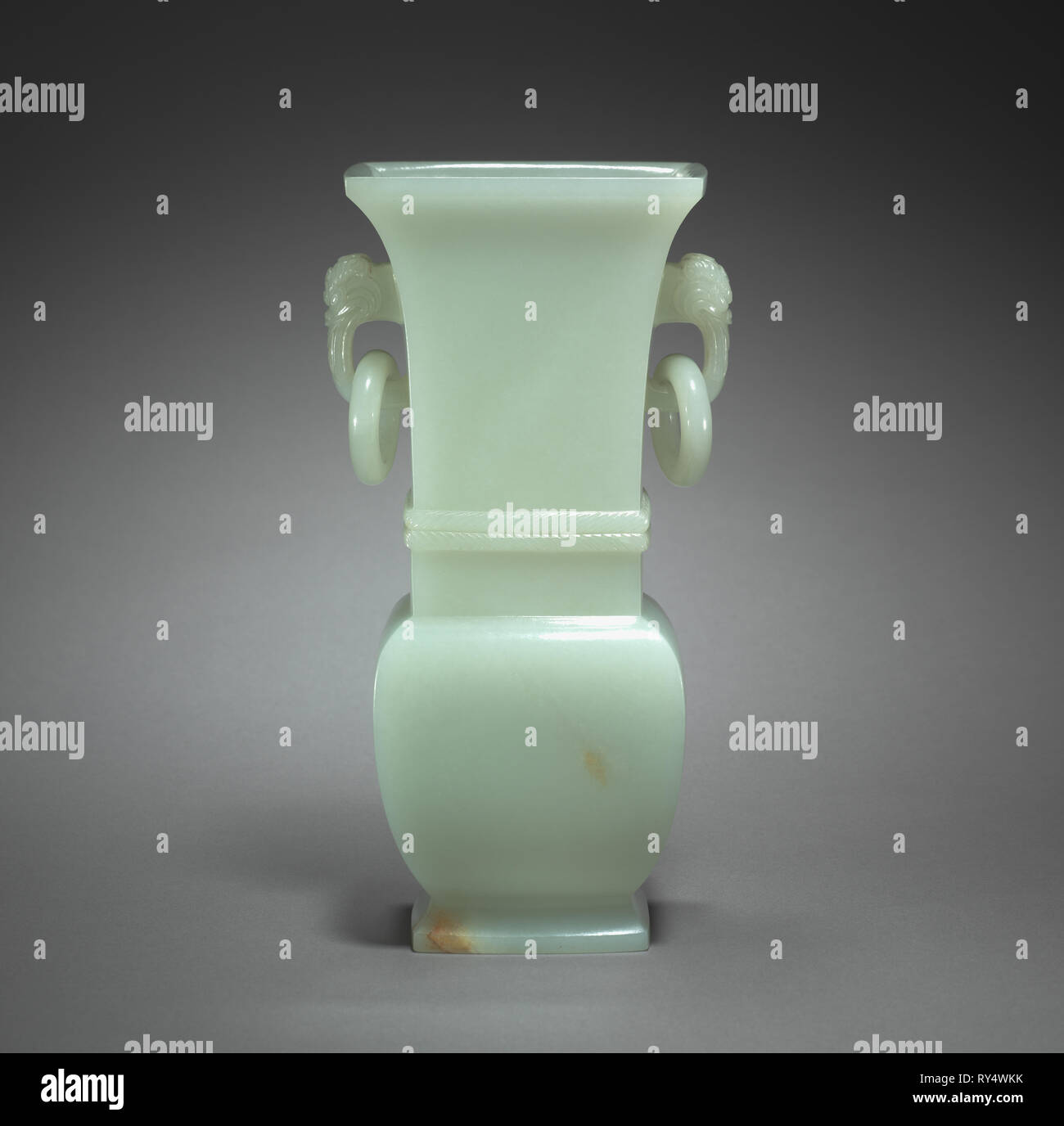 Vase in Form von archaischen Hu, 1700. China, Qing Dynastie (1644-1911). Blass grünlich-weißer Jade mit braunen Abzeichen; Insgesamt: 14,4 cm (5 11/16 in Stockfoto