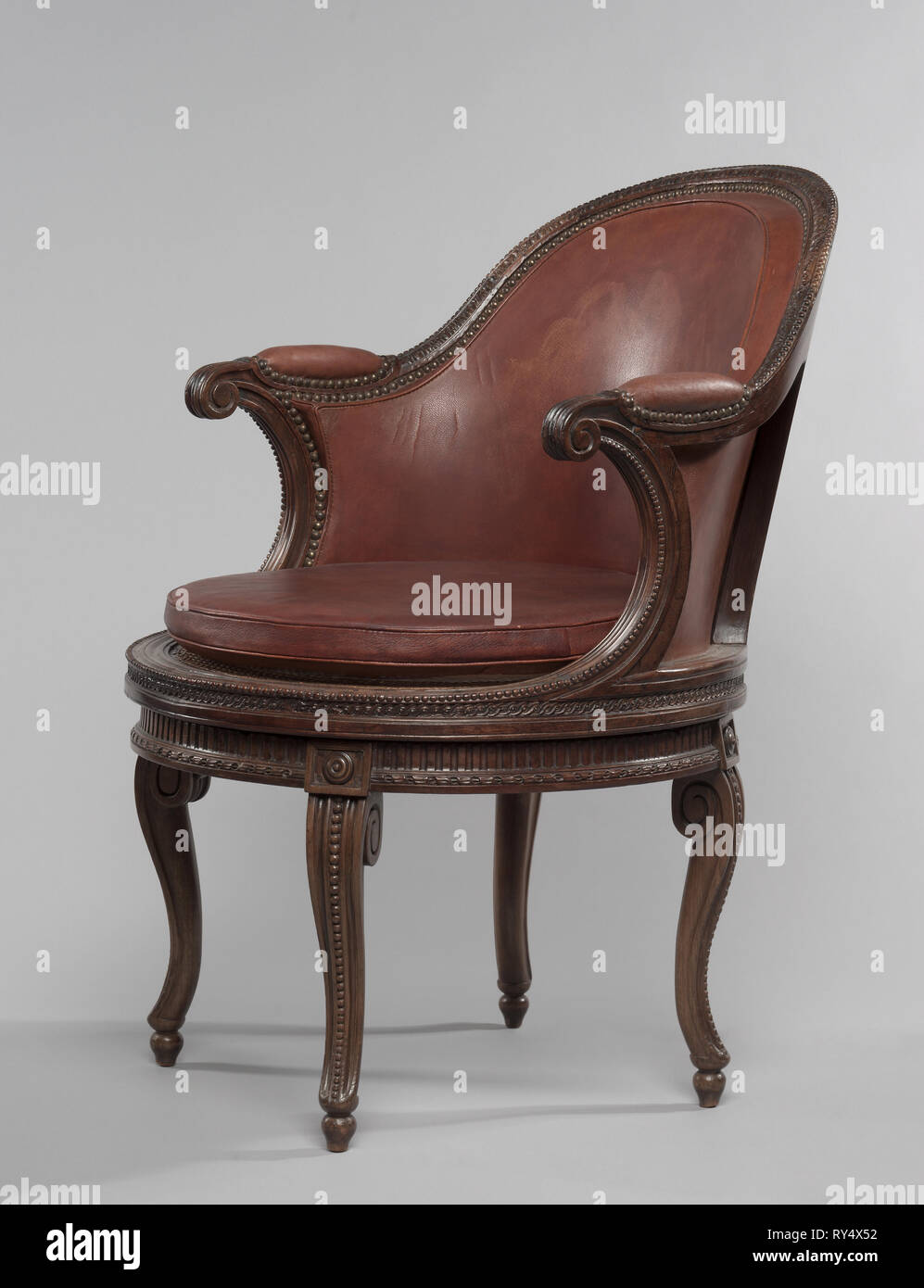 Schreibtisch Stuhl mit Schwenkmechanik, C. 1780. Frankreich, Paris, 18. Nussbaum mit Züchtigung und Leder; Insgesamt: 88,4 cm (34 13/16 in Stockfoto
