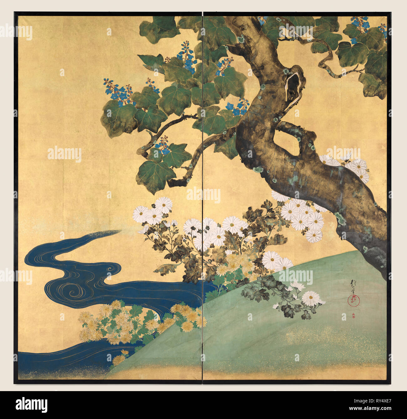 Paulownias und Chrysanthemen, Ende 1700 - Anfang 1800. Sakai Hoitsu (Japanisch, 1761-1828). 2-fache; Tinte und Farbe auf vergoldeten Papier; Bild: 152,7 x 154,9 cm (60 1/8 x 61 in.); insgesamt: 157,5 x 158,5 cm (62 x 62 3/8 in Stockfoto