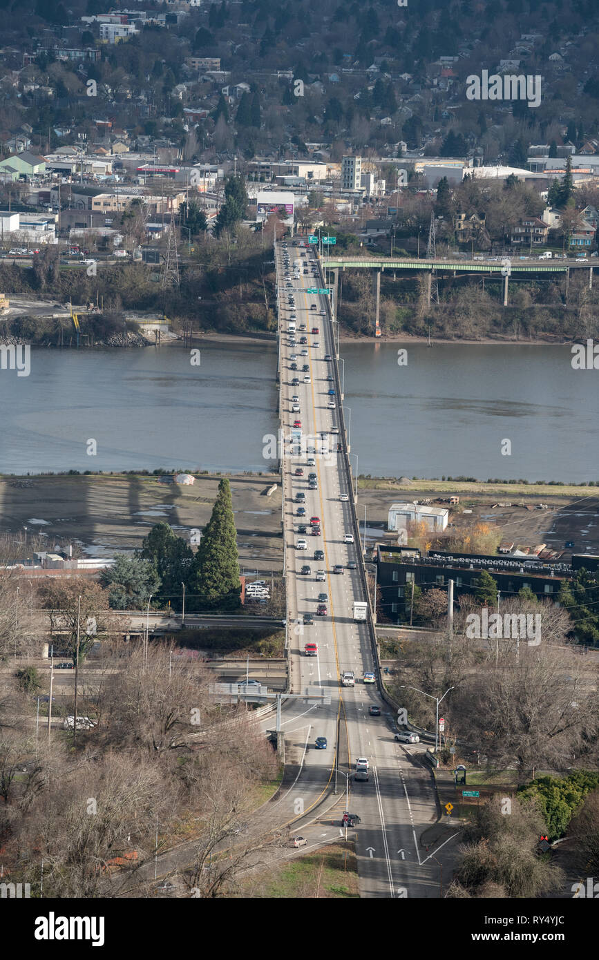 Ross Island Brücke über den Willamette River in Portland, Oregon. Stockfoto