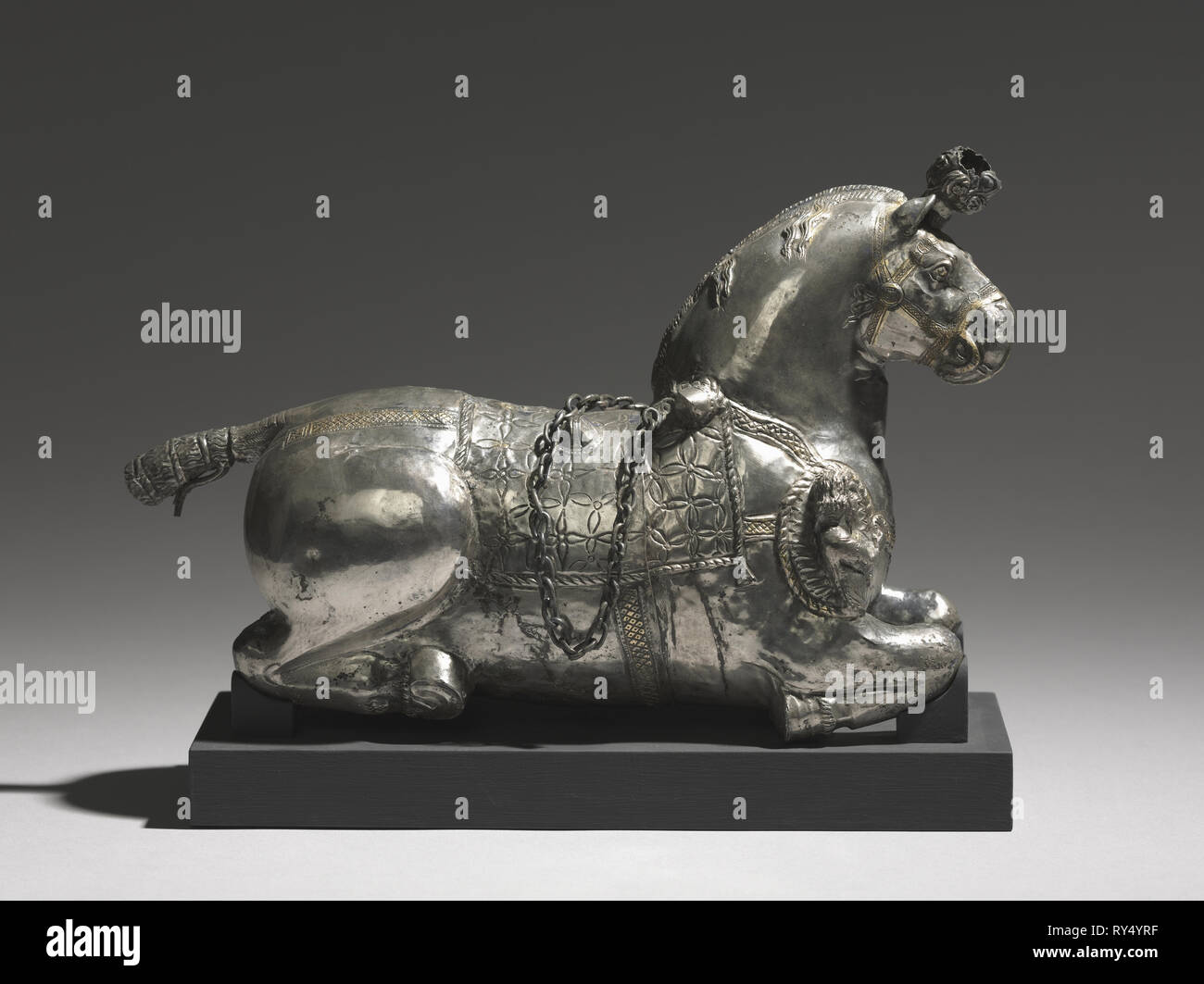 Horse-Shaped Trinkgefäß, 200-325. Iran, Sassanidischen, 3. und 4. Jahrhundert. Silber, teilweise vergoldet; insgesamt: 12 x 10,8 x 32,7 cm (4 3/4 x 4 1/4 x 12 7/8 in Stockfoto