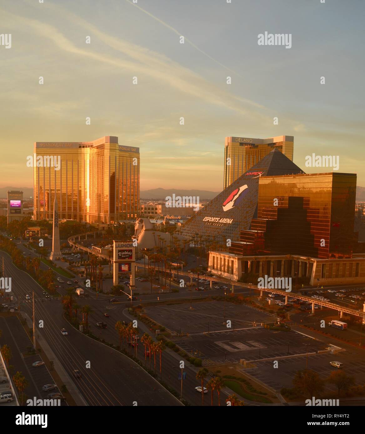 Antenne golden Sunrise am Las Vegas Strip in der Nähe von Luxor, Mandalay Bay, Delano und Excalibur, mit HyperX Esports Arena für Gamer, Las Vegas, USA Stockfoto