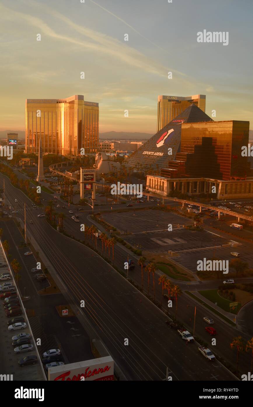 Antenne golden Sunrise am Las Vegas Strip in der Nähe von Luxor, Mandalay Bay, Delano und Excalibur, mit HyperX Esports Arena für Gamer, Las Vegas, USA Stockfoto