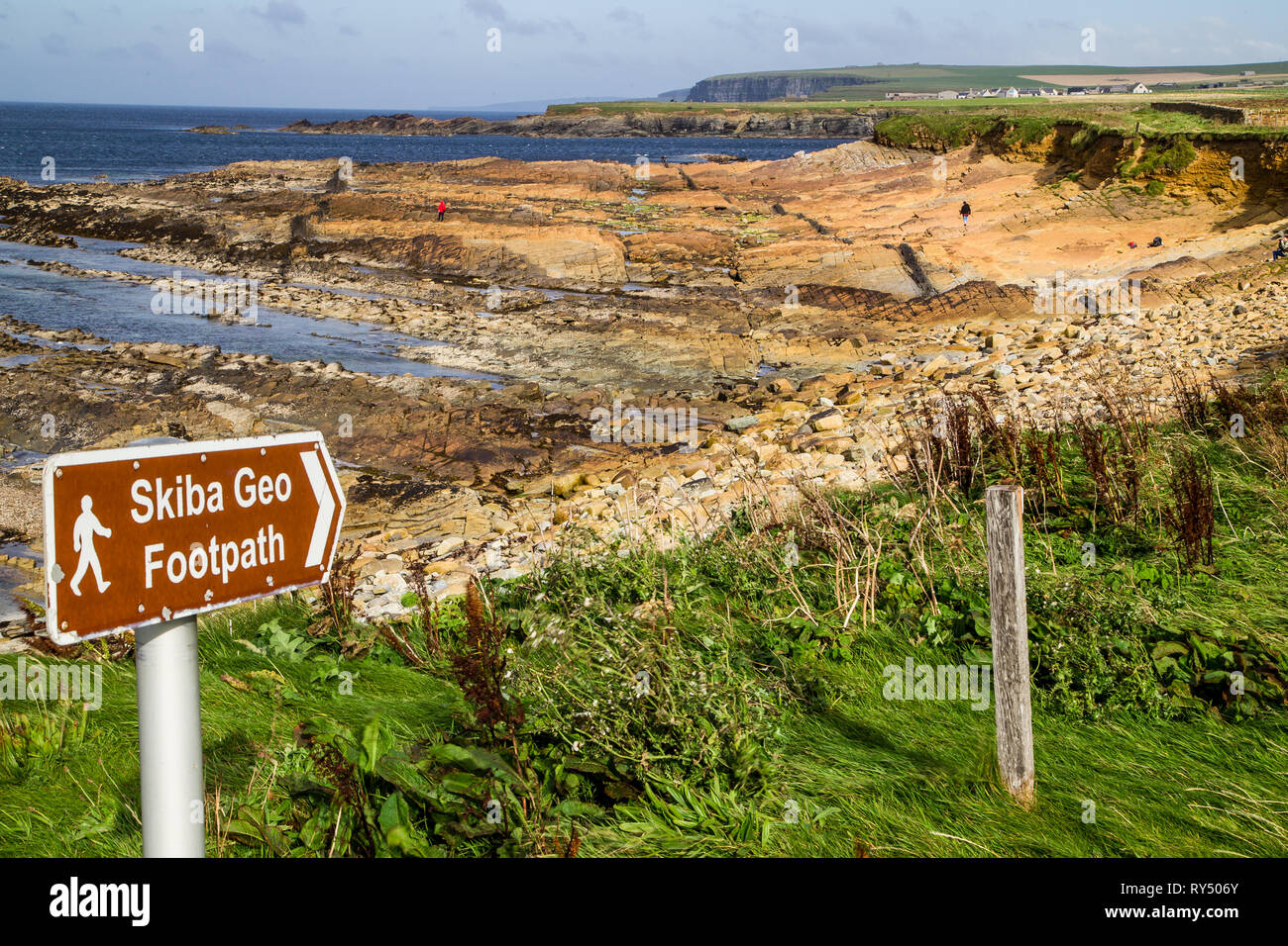 Orkney Inseln, Schottland. UK. Einem braunen Schild zeigt den Weg zu den Skiba Geo Fußweg. Stockfoto