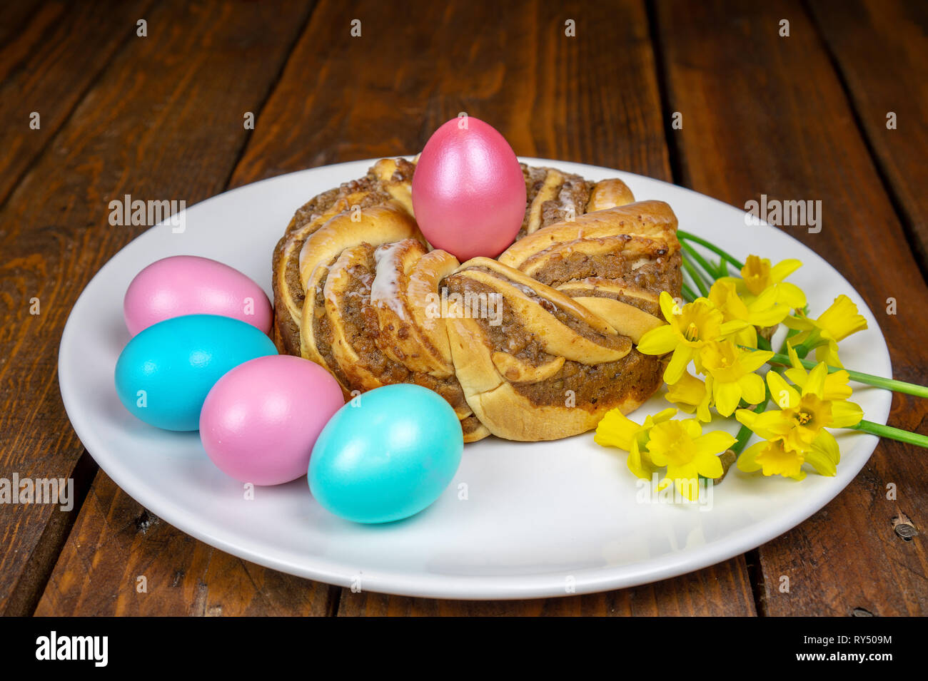 Ostern backen. Ostern Kranz. Ein Kranz mit ein Osterei in der Mitte Stockfoto