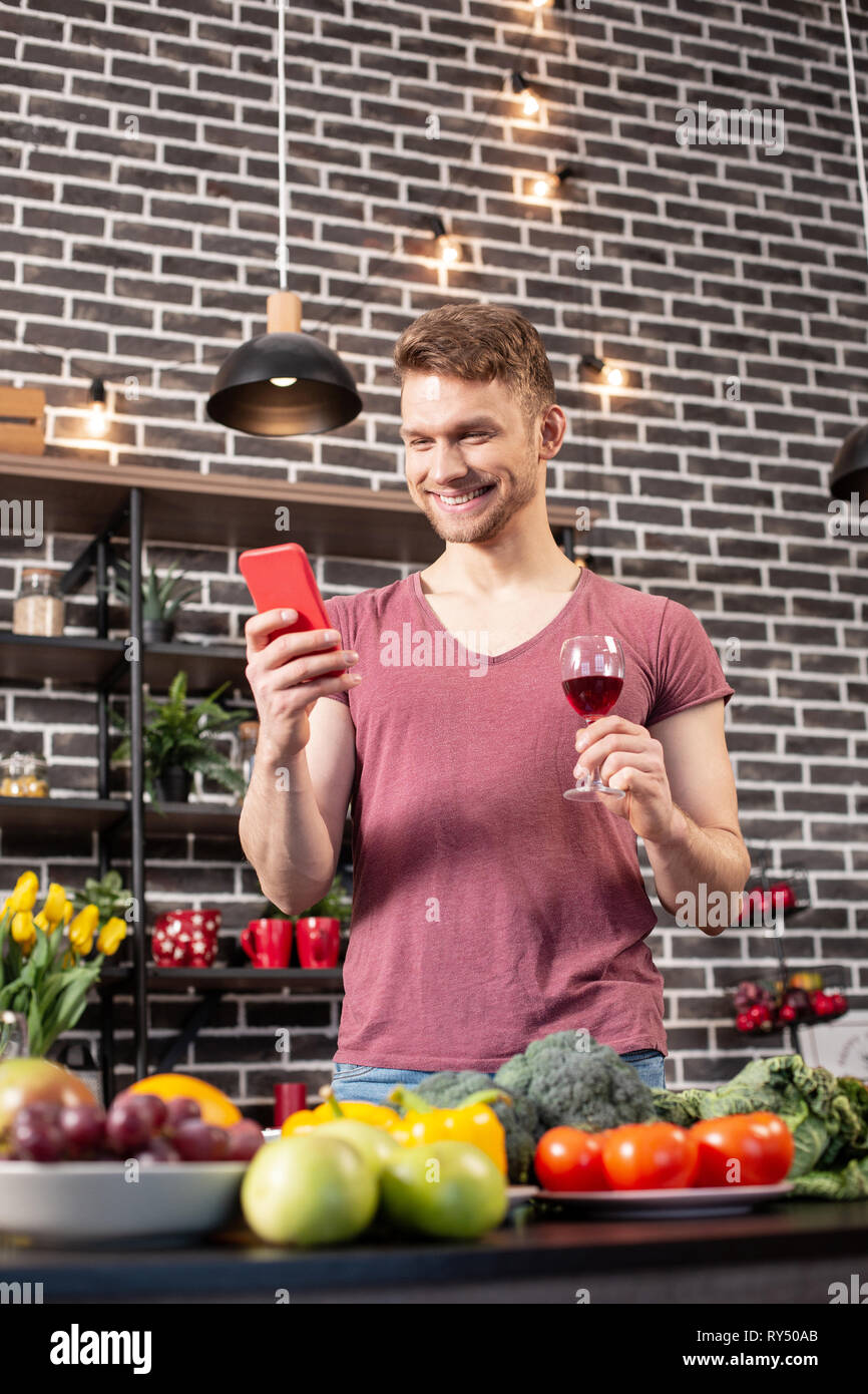 Blonde Freund Gefühl glücklich nach dem Lesen der Nachricht von der Freundin Stockfoto