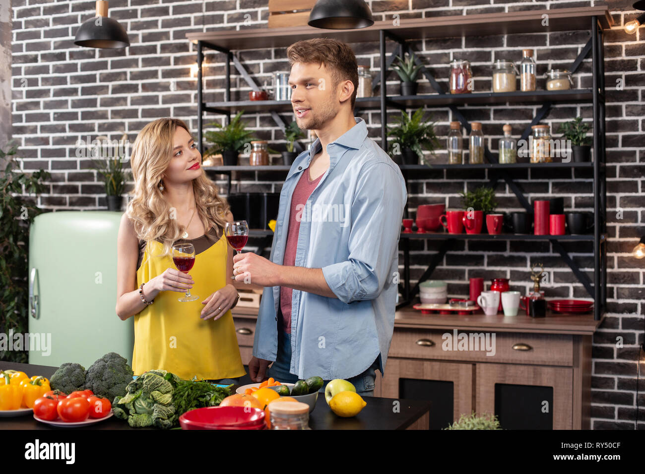 Glückliche Ehefrau und Ehemann feiern ihr Jubiläum trinken Wein Stockfoto