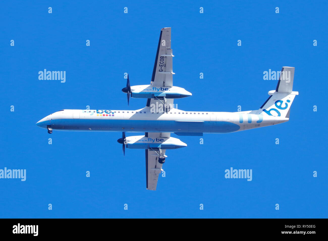 Bombardier Flybe De Havilland DHC-8 Die letzte Annäherung in Leeds Bradford International Airport. Stockfoto