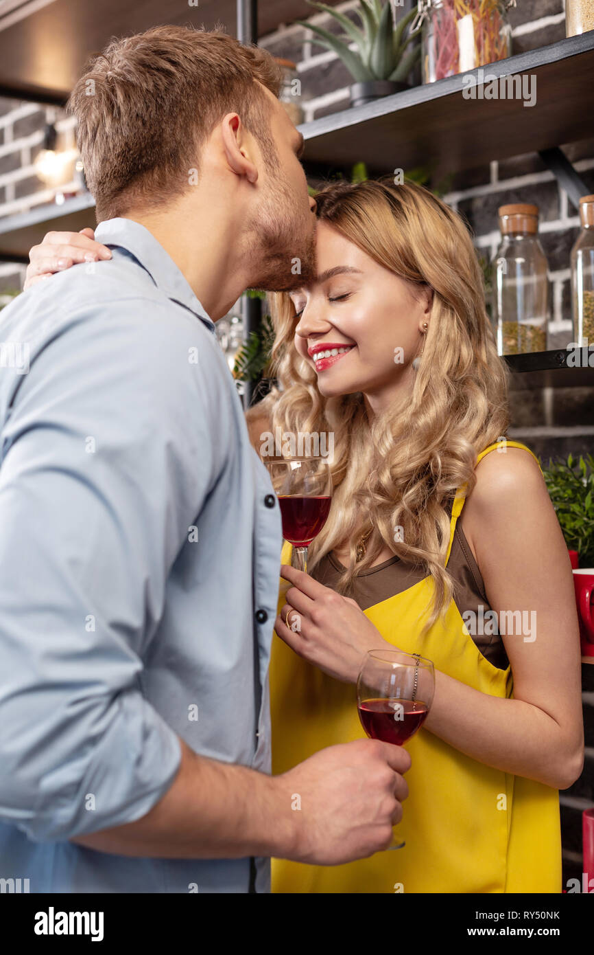 Mann und seinem schönen strahlenden Frau, während das Trinken von Wein Stockfoto