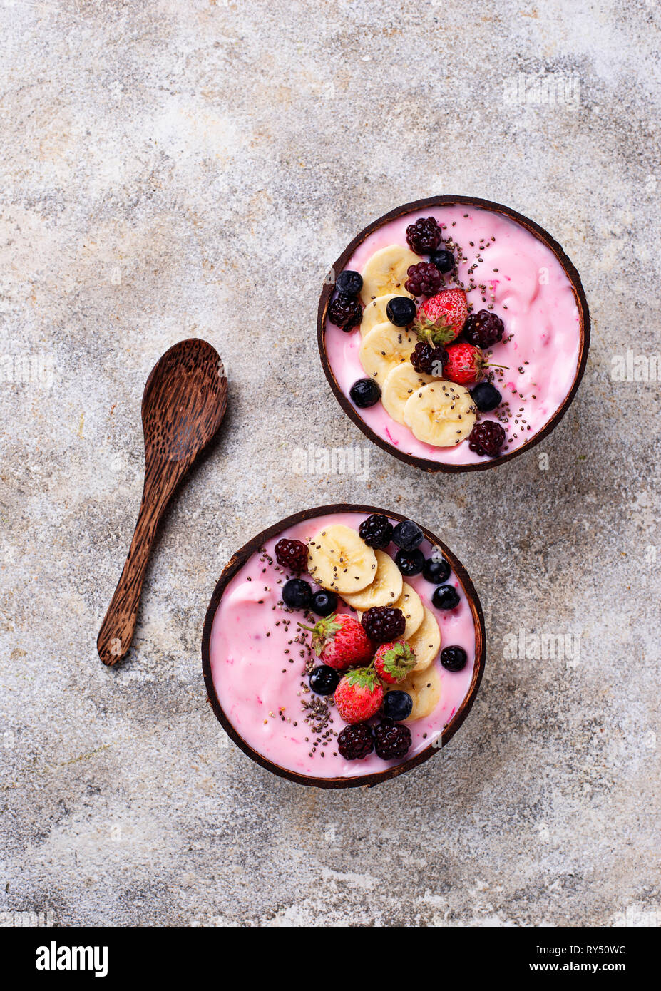 Acai Schüssel in Kokosnuß-Platte. Stockfoto